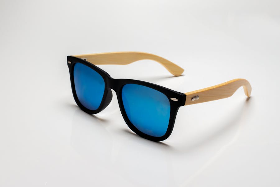Lunettes solaires bleues branches bois